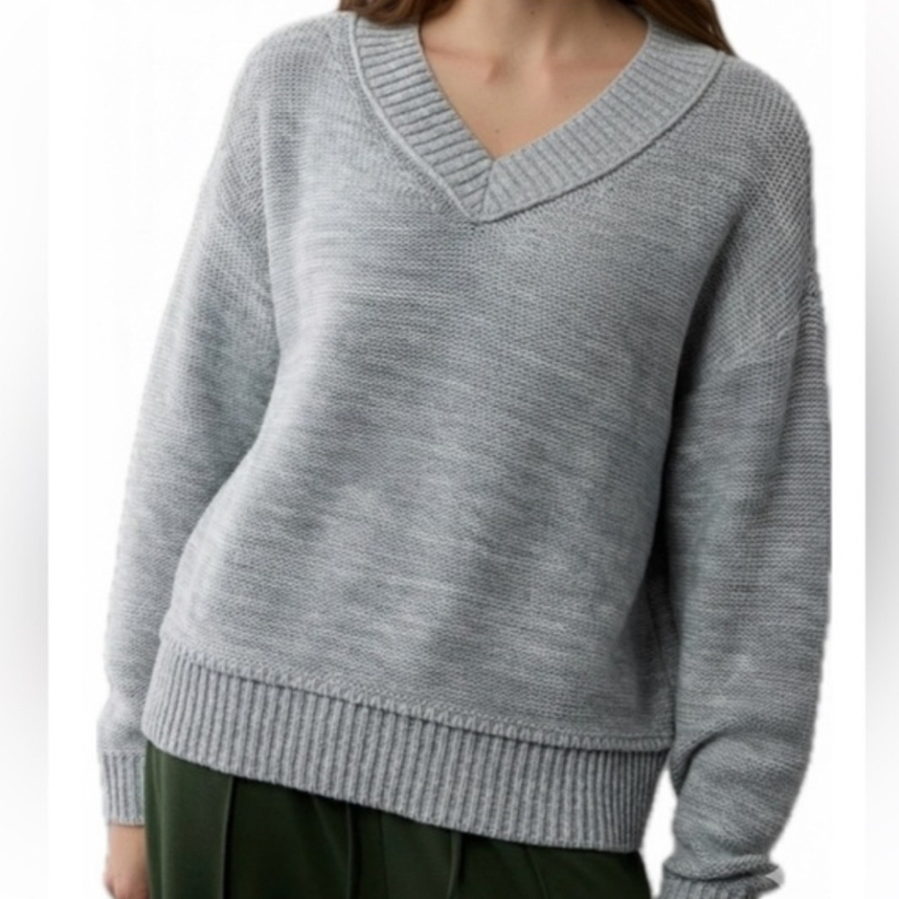 American Eagle NWT Long Weekang Gray V-Neck Sweater Size Medium.